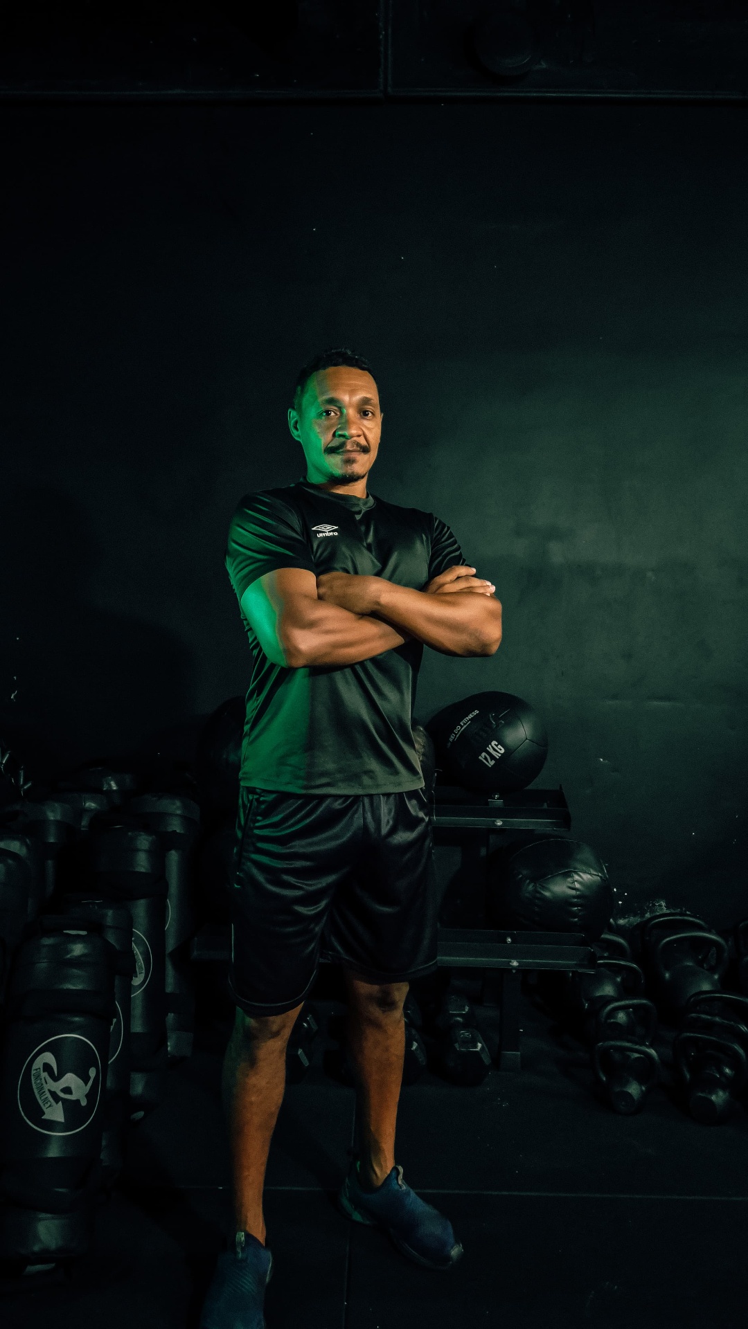 Claudinei Rodrigues, personal trainer criador do método CRTEAM, em pose profissional
